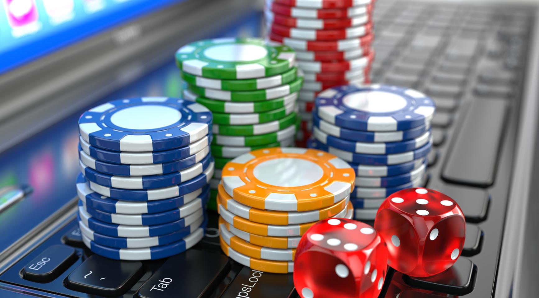 Pokerkarten auf grünem Filz
